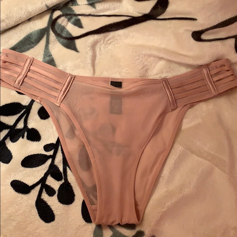 Victoria’s Secret tanga cheekini